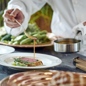 シェフがゲストの目の前で仕上げる料理|グランドプリンスホテル大阪ベイの写真(43054486)