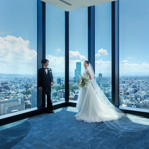 窓奥には大阪のランドーマーク「あべのハルカス」「通天閣」が見える|Centara Grand Hotel Osaka（センタラグランドホテル大阪）の写真(33306171)