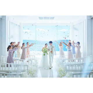 水平線が一望できるチャペルでアットホームな挙式セレモニー