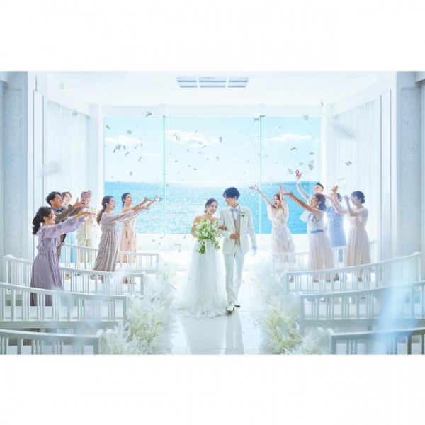 水平線が一望できるチャペルでアットホームな挙式セレモニー