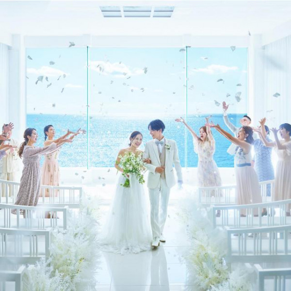 宮古ブルーに輝く海を望むチャペルは自然光が降り注ぐ笑顔溢れる空間