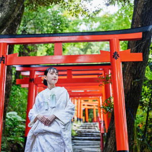 二葉姫稲荷神社の鳥居を背景にロケーション撮影|上賀茂神社の写真(33376278)