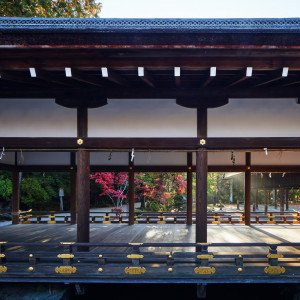 日本建築の美しさと自然が融合した境内|上賀茂神社の写真(33376194)