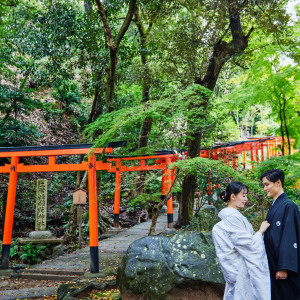 二葉姫稲荷神社の鳥居を背景にロケーション撮影|上賀茂神社の写真(33376320)