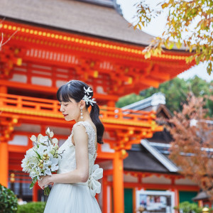 ウェディングドレスで楼門背景は神社ならではのフォトシーン|上賀茂神社の写真(33376190)