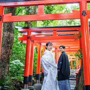 二葉姫稲荷神社の鳥居を背景にロケーション撮影|上賀茂神社の写真(33376254)