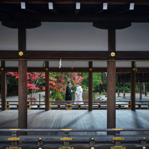 日本建築の美しさと自然が融合した境内|上賀茂神社の写真(33398763)