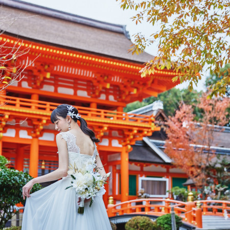 ウェディングドレスで楼門背景は神社ならではのフォトシーン