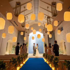 「永遠」を意味するロイヤルブルーのバージンロードもチョイス可能|クラブ ドゥ クレール迎賓館の写真(55369759)