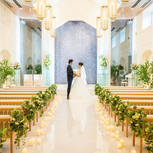 大理石にはキャンドルと自然光が反射して明るい会場となる|クラブ ドゥ クレール迎賓館の写真(45381866)