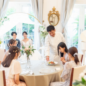 目の前で料理を仕上げるパフォーマンスも|クラブ ドゥ クレール迎賓館の写真(55369814)