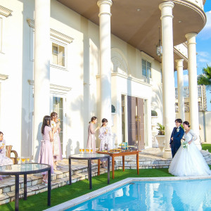 プール付ガーデンはビュッフェやセレモニーなど様々なシーンを盛り上げてくれます。|クラブ ドゥ クレール迎賓館の写真(55369922)