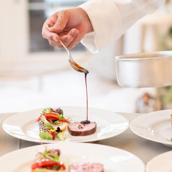 シェフとパティシエとの打合せで二人だけの完全オリジナルコース料理をご提案。