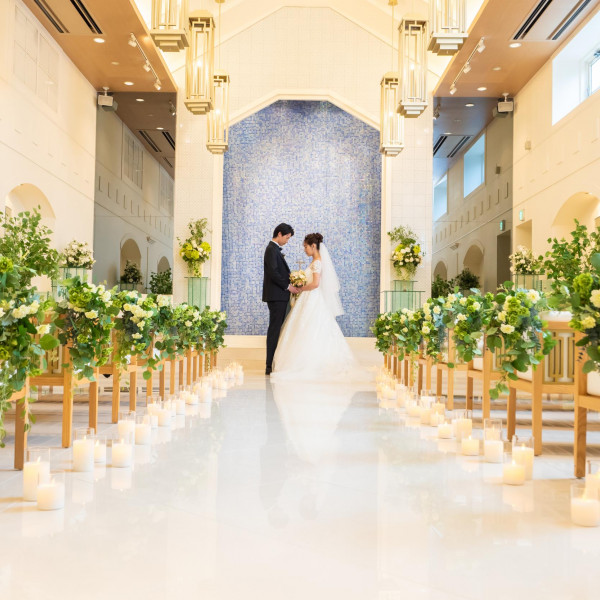 水が流れるチャペルは自然光も降り注ぐ開放的な空間。