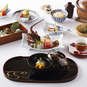 椅子席を設けた大広間で会席料理を堪能。三味線や和太鼓など日本伝統の演出でおもてなし