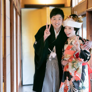 挙式では白無垢で綿帽子、披露宴では色打掛で角隠しも素敵なイメージチェンジ|茶寮一松（登録有形文化財）の写真(34010649)
