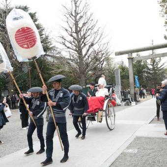 浅草神社：神社までの移動は人力車をご用意することも。浅草の人々からの温かい声に包まれる挙式