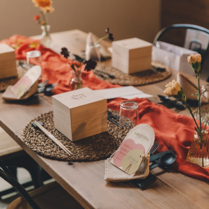 オレンジ色のテーブルランナー|pecorino wedding（ペコリーノウェディング）の写真(45616711)