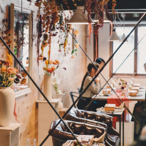 木や実を垂らして、ソファを置いたおしゃれな高砂|pecorino wedding（ペコリーノウェディング）の写真(45616712)