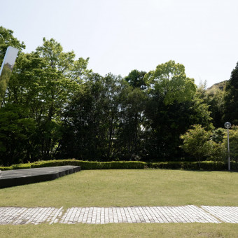 美術館敷地内は自然に囲まれた非日常な空間。お花や電飾を飾り、二人らしいおしゃれな屋外空間に