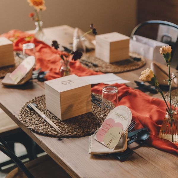 オレンジ色のテーブルランナー|pecorino wedding(ペコリーノウェディング)の写真(45616711)