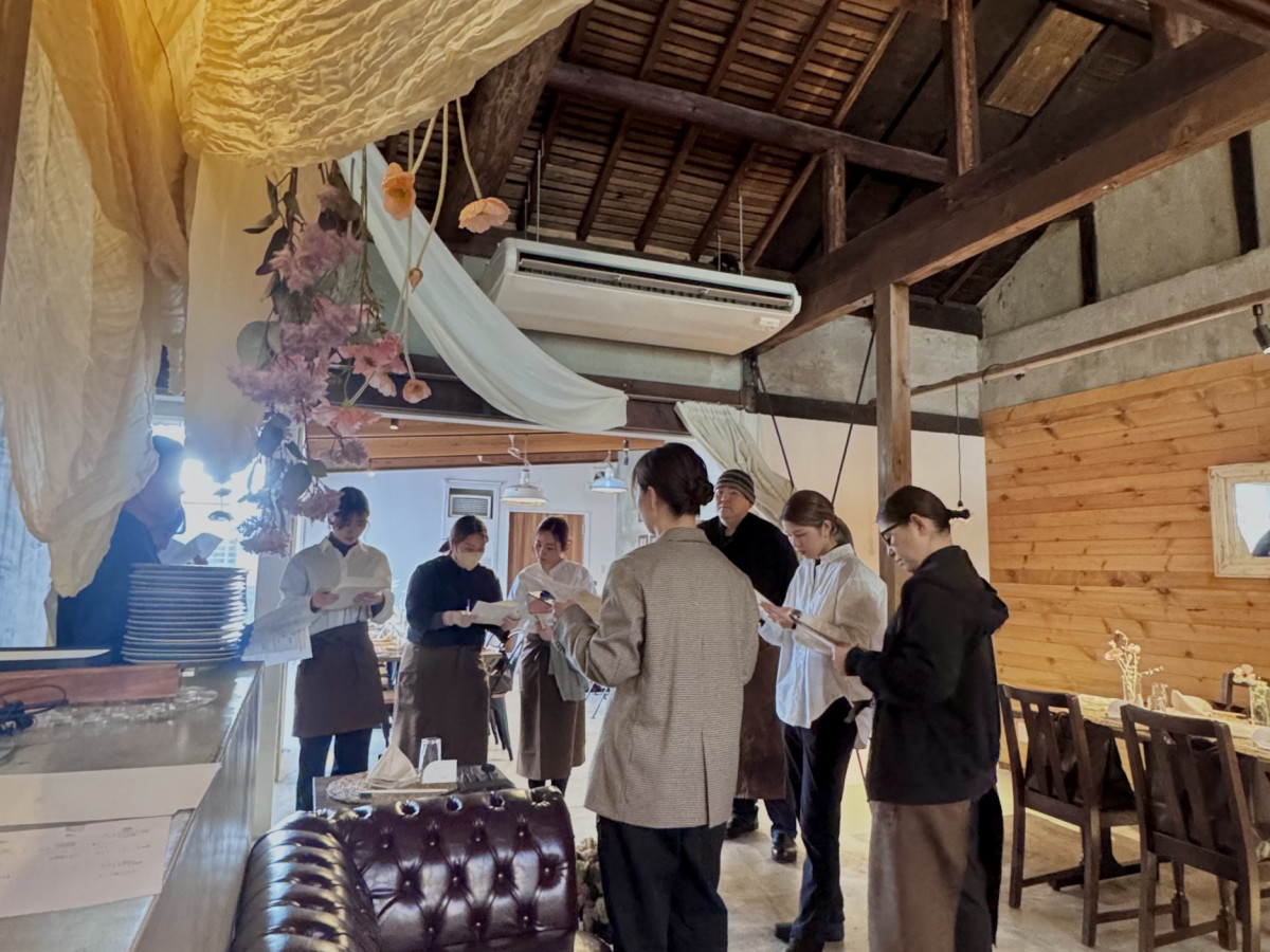  二人が主役ではなく、
ゲストとの時間を何より優先した
こだわりの、カフェウェディング