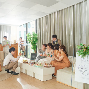 披露宴会場併設の専用ラウンジでは、新郎新婦様がゲストと触れ合えるプレパーティーを。|オリエンタルホテル広島の写真(36090072)
