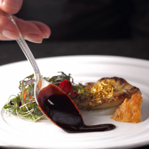 メイン料理を彩るソースも、何種類もの野菜や肉をじっくり3日間煮込み、旨みを凝縮した逸品に。|オリエンタルホテル広島の写真(35730227)
