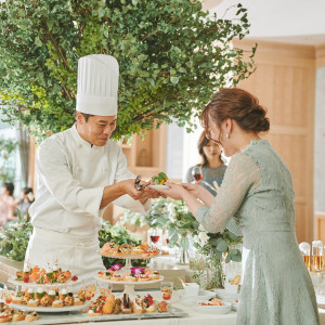 披露宴会場併設の専用ラウンジでは、軽食やウェルカムドリンクを楽しみながら寛ぎのひと時を。|オリエンタルホテル広島の写真(36090071)