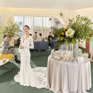 披露宴会場併設の専用ラウンジでは、新郎新婦様がゲストと触れ合えるプレパーティーを。|オリエンタルホテル広島の写真(35708205)