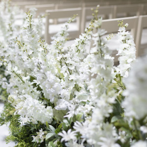 白と緑を基調とした清潔さのあるチャペルに包まれて。|オリエンタルホテル広島の写真(35730121)
