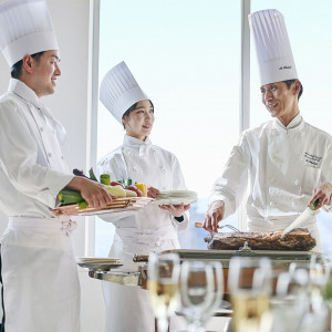 ホテル最上階にも関わらず、会場には併設のプライベートキッチンが。出来立ての料理を提供できるだけでなく、シェフが登壇する料理演出も人気。|オリエンタルホテル広島の写真(35707954)