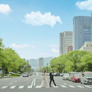 日本の道100選にも選ばれた平和大通りは、空と緑が広がり開放感抜群。