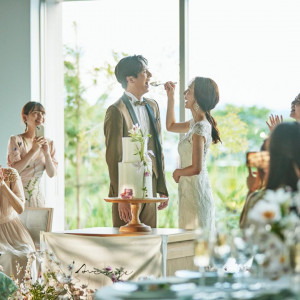 自然を背景に、ゲストに包まれてガーデンでのケーキカット|AMANDAN AISLE ～アマンダンアイル～の写真(56964194)