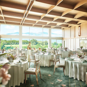 大きな窓から柔らかな自然光が差し込むパーティ会場|AMANDAN AISLE ～アマンダンアイル～の写真(56964196)