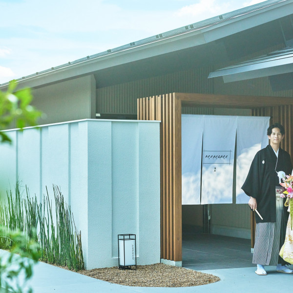 福島駅から車でわずか7分、庭園付モダン邸宅を貸切にして、雄大な自然と溶け合う贅沢なひとときを。