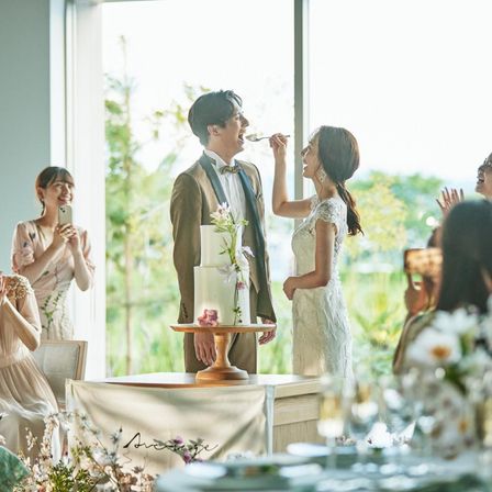 自然を背景に、ゲストに包まれてガーデンでのケーキカット|AMANDAN AISLE ～アマンダンアイル～の写真(56964194)