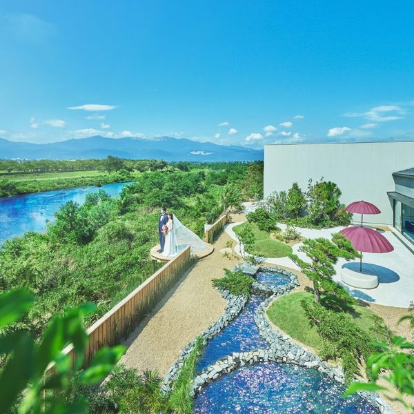 吾妻小富士を始めとする山々の雄大さ、優雅に流れる川のゆらめきが目の前に広がるロケーション|AMANDAN AISLE ～アマンダンアイル～の写真(56961920)