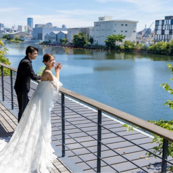 ブライズルームからの眺め。広がる空と運河のきらめきはお写真映えばっちりです