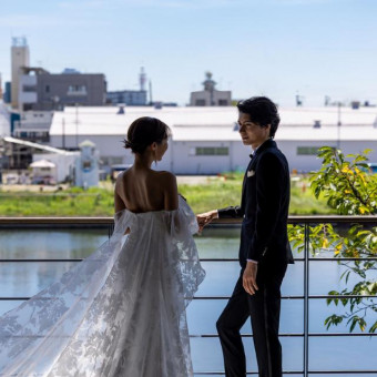 穏やかな水景が広がるロケーションで、お二人の自然体な美しさを引き立てます