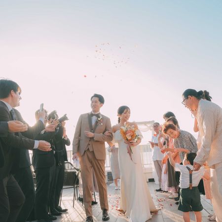 晴天の海景色と祝福の瞬間が美しく映る。