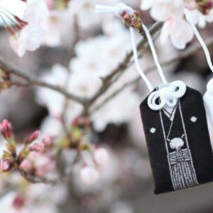 桜の花に「幸せ祈願」の御守|石清水八幡宮 神明殿の写真(38575425)