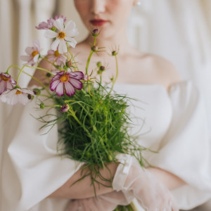 コスモス。季節のお花をブーケに入れると、季節が巡ってくるたびに結婚式を思い出すこともできて、うれしい。|CUCINA Pagina（クッチーナ パージナ）の写真(38403535)