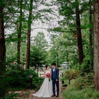 たくさんの緑にかこまれた庭園でのフォトはドレスも映えて一生の思い出に