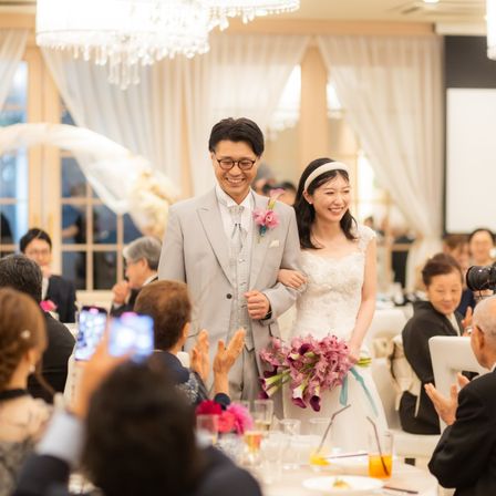 ゲストの祝福に包まれる、温かなパーティ入場シーン。|One＆Onlyの写真(51726009)
