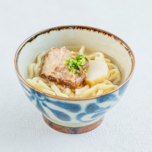 アラカルトで沖縄らしい「沖縄そば」や「焼きジューシー」を入れてオリジナルコースを|ラソール シー リゾート シエール教会　チュチュリゾートウエディングの写真(52399747)