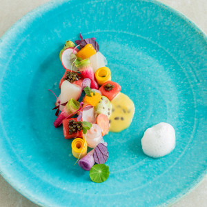 ［ECLAT］近海鮮魚と琉球スギのカルパッチョ 菜園仕立て キャビアとパッションフルーツ|ラソール シー リゾート シエール教会　チュチュリゾートウエディングの写真(51810971)