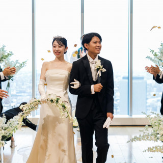 祭壇の向こうに広がる名古屋の街並みを眺めながら、温かなセレモニーを