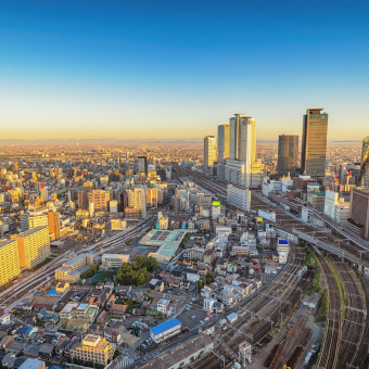 地上200mのチャペルから望む夕暮れは、空が茜色に染まり、街並みが優しく輝く幻想的な時間。