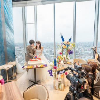 窓越しに街並みを望み、ゲストと笑顔で過ごすひととき